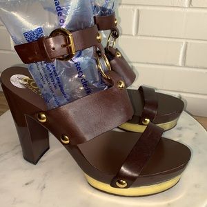 NEW KORS MICHAEL KORS Heeled Platform Sandals Ankle Strap w/ Gold Accents Sz 7.5